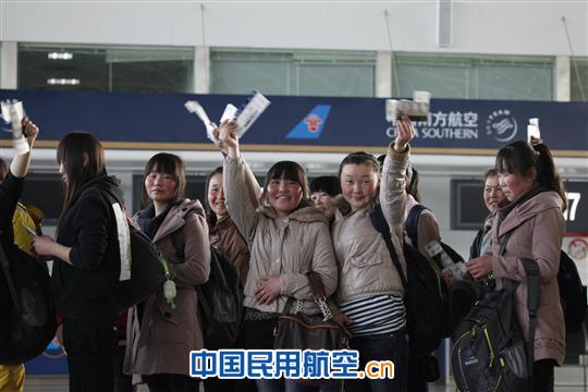 南航温情速递图瓦少年万里求学路