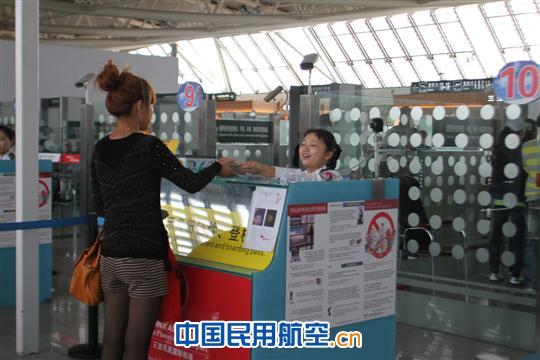 凤凰机场春运特写：放心安检 温馨服务