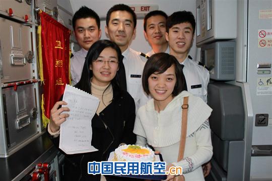 南航珠海：全男空乘亮相客舱 激情互动写意蓝天
