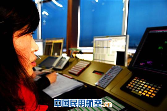 赵秀华 三尺管制塔台续写人生