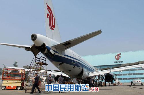 国航成都维修基地大战六月迎大庆