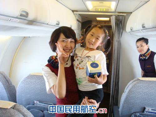 国航重庆红岩乘务组推出端午节机上主题活动