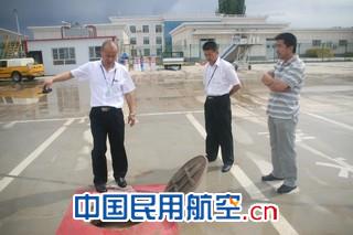 暴雨突袭阿克苏机场  工作人员全力应对保航班