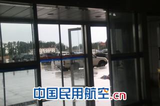 暴雨突袭阿克苏机场  工作人员全力应对保航班