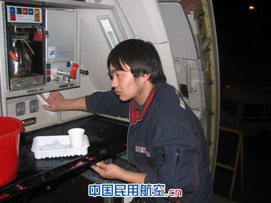 东航山东空港公司飞机“深度清洁”记