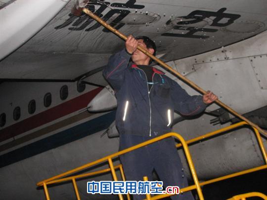 东航山东空港公司飞机“深度清洁”记
