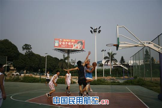 南航广西南宁航线车间迎七一 举办职工篮球赛