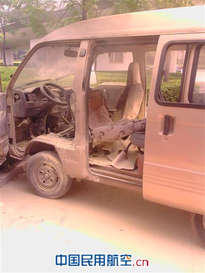 青岛机场停车场启动应急预案灭“火车”