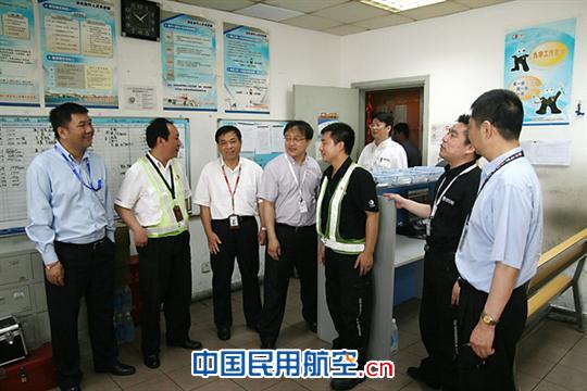 东航工程技术公司领导高温慰问浦东一线机务员工