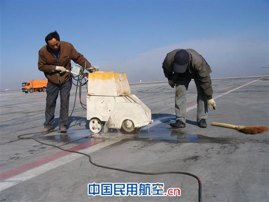 机场保障部加大力度整治飞行区各项工作