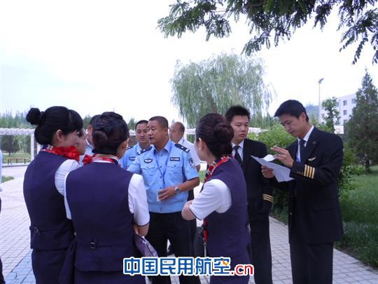 韩队长和机组人员就反劫炸机演练工作进行沟通 在蓝天中守卫安全的人