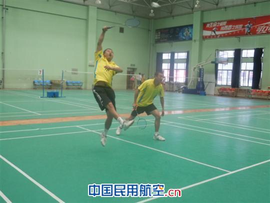 韩队长和空警中队、安全员分部的队员开展体育锻炼 在蓝天中守卫安全的人