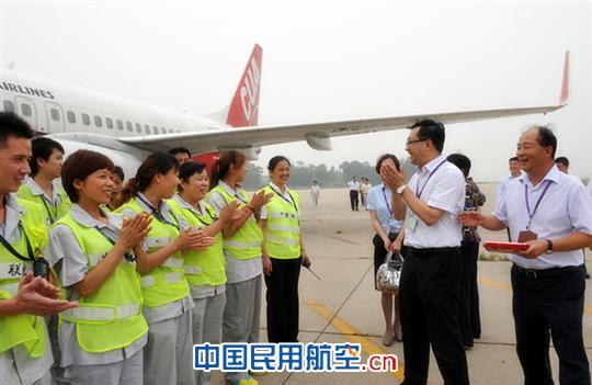 东航集团领导对中联航一线员工进行高温慰问