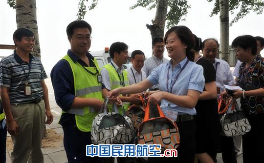 东航集团领导对中联航一线员工进行高温慰问