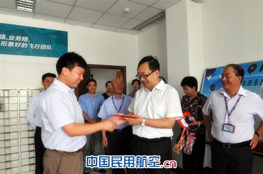 东航集团领导对中联航一线员工进行高温慰问