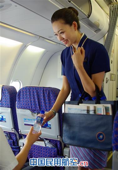 “高端包”走进客舱,助力旺季服务工作