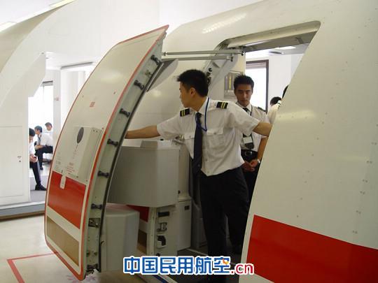 东航人力资源优化 首批专改兼安全员开始培训