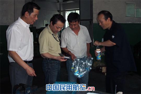 东航附件维修分部开展夏季“送清凉”慰问活动