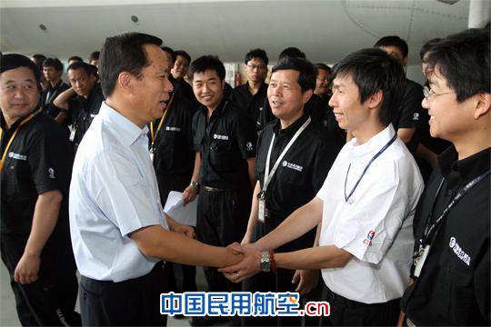 东航集团领导刘绍勇、马须伦一行慰问一线员工