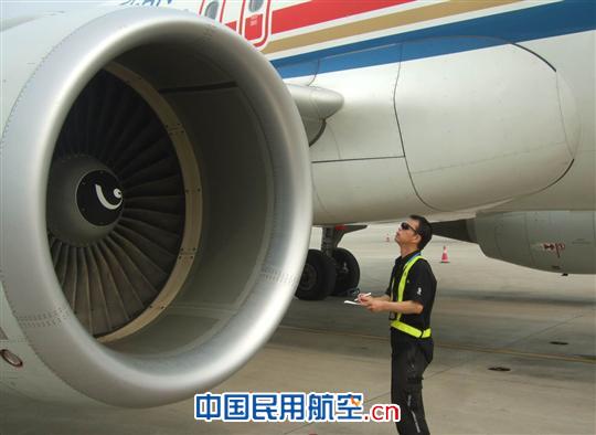 维修人员对照工作单认真检查飞机 东航山东机务启动预案,完成五架飞机备降工作