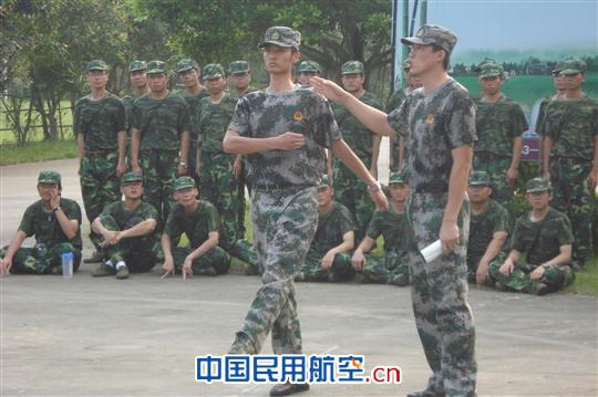 南航保卫部派出精兵强将协助公司新员工军训