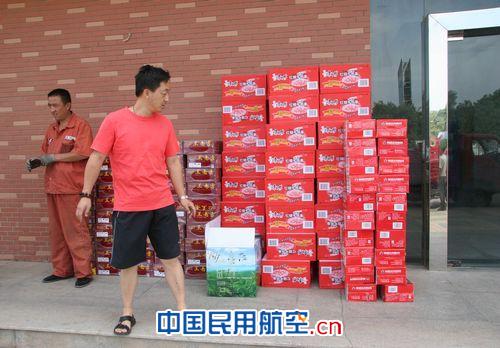 东航甘肃分公司夏季送凉爽 心系员工显真情