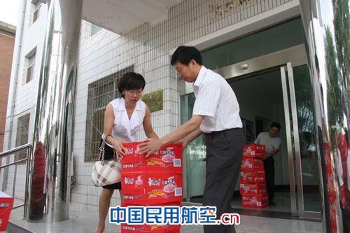 东航甘肃分公司夏季送凉爽 心系员工显真情