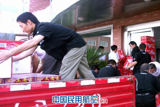 东航甘肃分公司工会积极为生产一线送凉爽