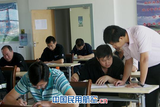 东航工程技术公司纪委对专业人员考试进行监督