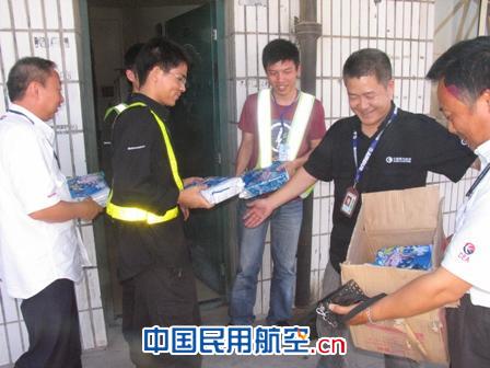 促生产，东航浙江维修部开展暑天“送清凉”活动