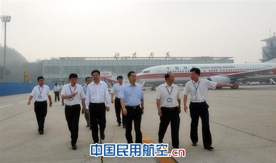 刘总一行在南苑机场机坪上检查工作 东航集团刘绍勇总经理一行赴中联航安全工作检查