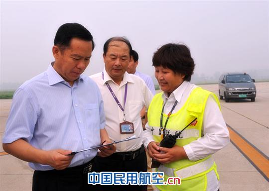 刘总与中联航现场指挥人员亲切交流 东航集团刘绍勇总经理一行赴中联航安全工作检查