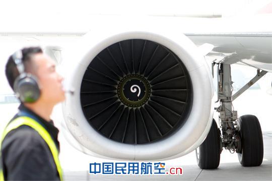 东航虹桥维修基地飞机勤务部战高温 保安全
