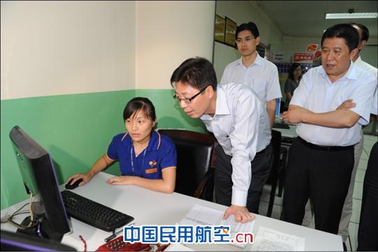 西北地区管理局王志清局长一行咸阳机场检查工作