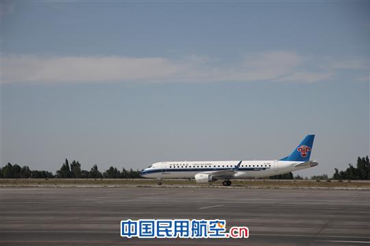 南航首架EMB190型支线客机落户新疆