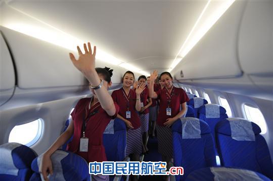 南航首架EMB190型支线客机落户新疆