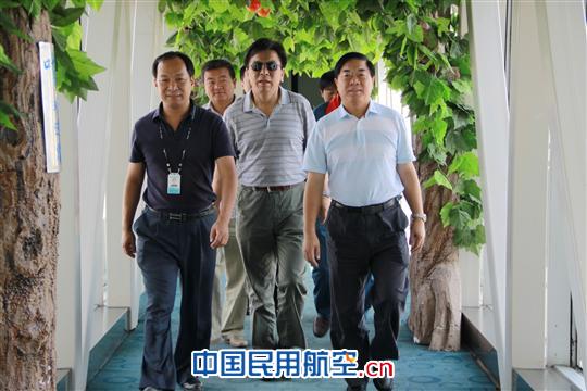 中国航空油料公司总裁一行慰问喀什机场