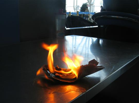 喀什机场安检在托运行李中查获大量易燃品