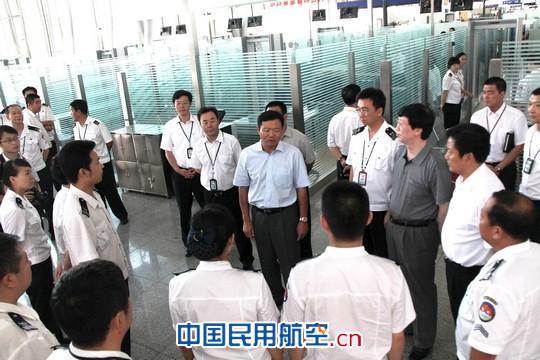 民航局副局长李健赴新疆民航检查工作
