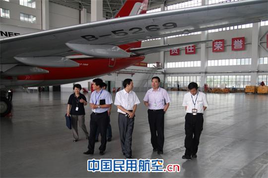 张振民一行深入东航虹桥、浦东维修基地进行调研