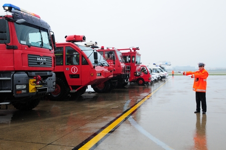 宁波机场举行航空器炸弹威胁应急救援综合演练