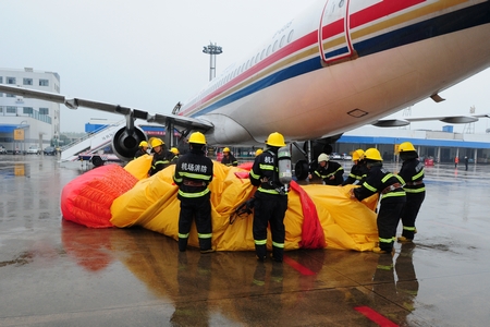 宁波机场举行航空器炸弹威胁应急救援综合演练