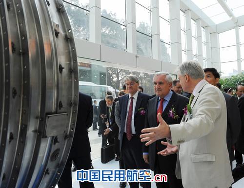 法国前总理拉法兰参观SSAMC