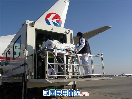 不离不弃—东航北京地服员工积极帮助患病旅客