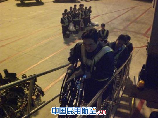国航地服行李服务中心精心服务残疾人团