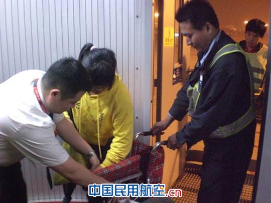 国航地服行李服务中心精心服务残疾人团