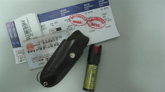 女子携带“防狼器”被查