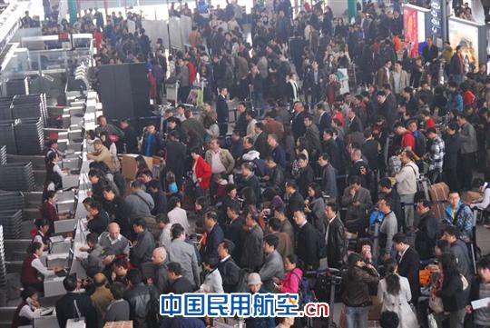 国航地服积极应对京城大雾 提供餐食1.6万份