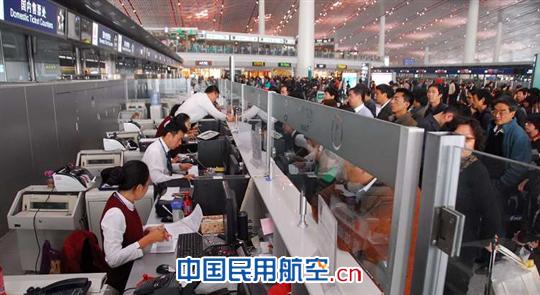 国航地服积极应对京城大雾 提供餐食1.6万份