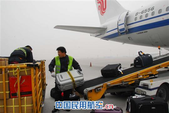 国航地服积极应对京城大雾 提供餐食1.6万份